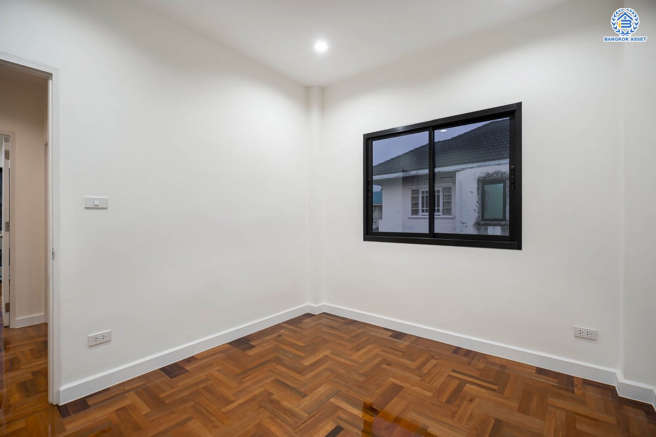 บ้านมือสองตกแต่งใหม่ โครงการ มณีรินทร์ รัตนาธิเบศร์ แบรนด์ Property Perfect เนื้อที่ 54.2 ตร.ว. ฟังก์ชัน 3 ห้องนอน 2 ห้องน้ำ จอดรถได้ 2 คัน บนทำเลศักยภาพ เชื่อมต่อทั้ง ถนนรัตนาธิเบศร์ และถนนราชพฤกษ์ ใจกลาง 2 เซ็นทรัลฯ ใกล้ทางด่วน "งามวงศ์วาน" และรถไฟฟ้า "สถานีบางรักน้อยท่าอิฐ"